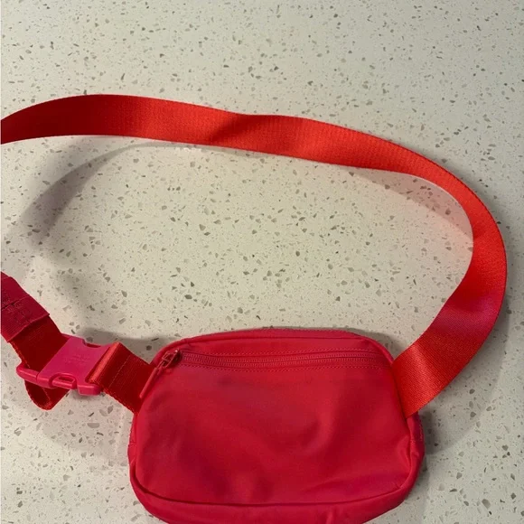 Lululemon Everywhere Belt Bag - Picture 2 of 3